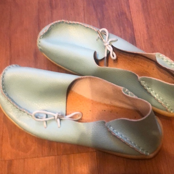 👠 - Picture 3 of 3